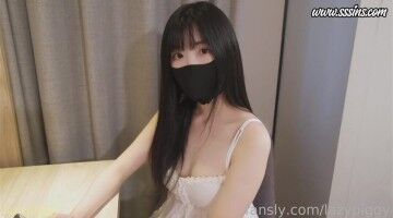 粉嫩白虎清纯少女【懒懒猪_lazypiggy】极品黑丝女大实习生为了转正名额同意潜规则，瞒着男友吸老板鸡巴，粉穴被老板大鸡巴草哭，天生骚货销魂口交舔舐大鸡巴