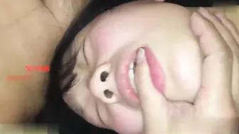 【偷情绿帽】清纯校花背着男友和两个大叔3P，前后夹击，颜射满脸