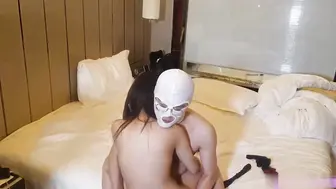 寂寞人妻，被两个小伙疯狂输出打桩