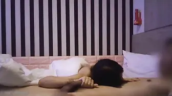 小情侣在酒店爱爱 女的小巧可爱假清纯吃鸡后入狂大叫