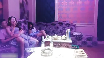 【上海淫乱歌厅】本来只是单纯的唱歌喝酒，到后面场面逐渐失控越来越淫乱，拔出我的家伙跟你的骚逼拼了