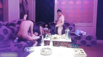 【上海淫乱歌厅】本来只是单纯的唱歌喝酒，到后面场面逐渐失控越来越淫乱，拔出我的家伙跟你的骚逼拼了