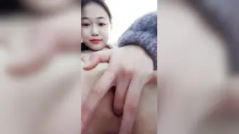 18岁小色妹又来了，年轻貌美无毛白虎逼，一个人在家听狼友指挥各种展示骚穴自慰呻吟撩骚，精彩刺激不要错过
