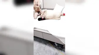 90后小少妇，黑丝情趣诱惑小乳夹激情3P，让两个大哥玩弄，揉奶玩逼轮草抽插，迷人坚挺的奶子看着好刺激好骚