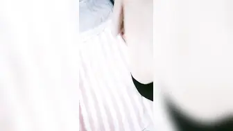 C罩杯极品美乳靓女，大红唇灵活小舌头，舔蛋吸屌，翘起肥臀JB磨蹭，第一视角正入操逼，开档黑丝骑坐水声哗哗，浪叫呻吟很诱惑