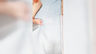 【姐妹群交-上篇】小哥哥霸气十足大屌狠狠无套爆操两个白虎穴，超多角度打桩撸射在肚皮上