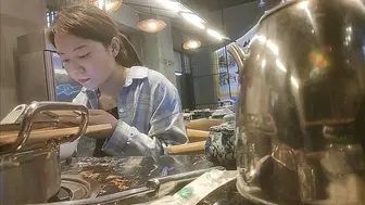 【我有一台拖拉机】网聊奔现，珠宝行业良家少妇，吃完饭再回酒店操逼，少妇有点抗拒强行扒掉，吃药加持尽情输出