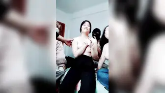 【极品大骚逼】淫窝今天来新人【上】安徽小姐妹双飞，白嫩害羞，这几个壮汉爽翻，轮番上场刺激一刻精彩