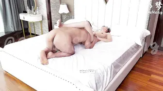 【极品性爱-绿帽狂】清晨单男就和老婆纠缠在一起，抱着媳妇的丰臀后入，受不了加入战团，前裹后操真过瘾，高清720P版
