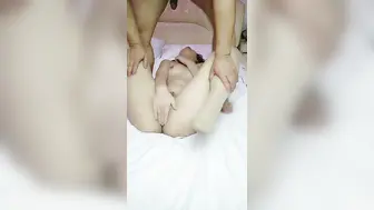 很耐操的小娘子，全程露脸身材好标准的炮架子，让小哥在床上抓着奶子各种爆草抽插，全射奶子上精彩又刺激