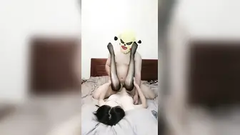 气质绝佳美少女！激情大战头套男！黑丝美腿高跟鞋，抓着JB吸吮，主动骑乘位深插，爽的浪叫呻吟