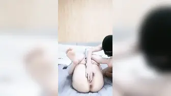 气质长发小母狗被小哥哥后入操逼，女上位打桩舔逼揉搓阴蒂，花样道具自慰