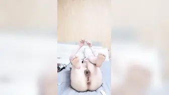 气质长发小母狗被小哥哥后入操逼，女上位打桩舔逼揉搓阴蒂，花样道具自慰