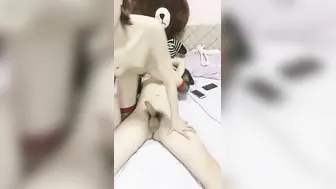 年轻短发学生头新人妹子，贫乳苗条身材，互玩69，无套女上位打桩