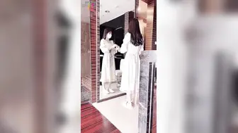 最新罕见极品天花板小萝莉【粉色情人】首次露出俏脸美极啦！穿淑女装做最淫荡的事，后入娇乳小粉升天