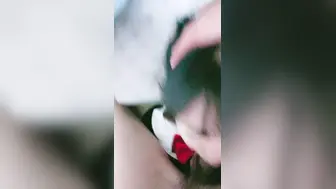 极品来袭！绝对精彩！猫耳朵女仆装，难得一见粉嫩美穴，玻璃棒插菊花，大屌甩脸猛怼肥穴
