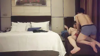 约操骚熟女，抬起双腿就想被操，伸进猛扣骚逼，张开双腿猛怼，太猛熟女多受不了