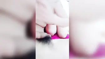 美甲店里的4P激情【下篇】全程露脸美女顾客的极致性体验，口交大一起让两大哥吃奶玩逼，各种轮草抽插淫声荡语刺激