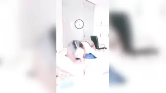 真实高颜值美艳娇娘，色诱55岁上门收破烂大叔，短裙黑丝爆乳差点被强奸，含住肉棒才缓下来，肏穴口爆好满足