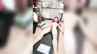 童颜大奶露脸萝莉又来了【下篇】伺候小哥哥口交大鸡巴无套抽插，浪叫呻吟淫声荡语，从床上干到厨房射一屁股沾逼毛