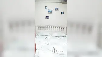 绝对精彩【上篇】168CM美女3P名场面！两根屌轮番舔弄，掰开无毛紧致骚穴，大长腿骑乘位猛操