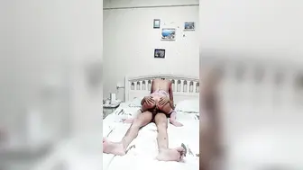 绝对精彩【下篇】168CM美女3P名场面！两根屌轮番舔弄，掰开无毛紧致骚穴，大长腿骑乘位猛操