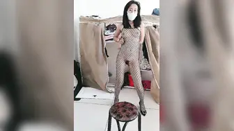 姐妹花的诱惑，情趣网丝激情艳舞大秀，揉奶玩逼道具摩擦，淫声荡语陪狼友互动撩骚，舌吻刺激精彩不断好骚啊