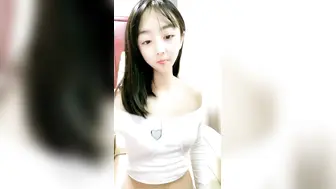 小兔牙超可爱学生妹，几天没播更骚了，伸进内裤自摸起来，掏出奶子紧致粉穴，洗完澡给大家扣一波，表情很投入很享受