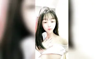 小兔牙超可爱学生妹，几天没播更骚了，伸进内裤自摸起来，掏出奶子紧致粉穴，洗完澡给大家扣一波，表情很投入很享受