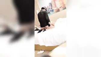 专业团队酒店自拍无套啪啪女仆装，传教士打桩白浆流出多个角度抽插，还个男主继续来
