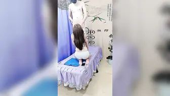 养生馆里勾搭性感女技师，撩骚互动口交大鸡巴，扒光了开草，按摩床上大鸡巴各种抽插，叫的好骚精彩不要错过