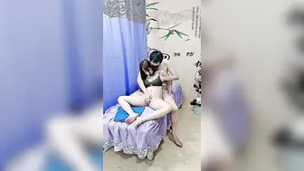 养生馆里勾搭性感女技师，撩骚互动口交大鸡巴，扒光了开草，按摩床上大鸡巴各种抽插，叫的好骚精彩不要错过