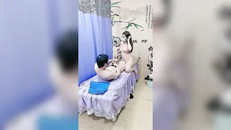 养生馆里勾搭性感女技师，撩骚互动口交大鸡巴，扒光了开草，按摩床上大鸡巴各种抽插，叫的好骚精彩不要错过