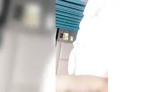 单纯小懒猪，年轻迷人的小骚货又来了，让小哥按着头做核酸，床上无套爆草抽插，浪叫呻吟，射的肚子奶子上面
