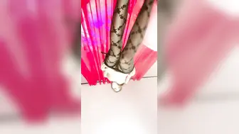 古风装扮舞女！才艺十足女主播！先给大家挑个雨伞舞，一字马裸舞诱惑，换装从下往上视角看穴