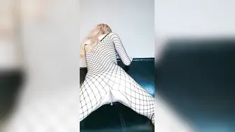 大波浪黄发极品御姐【上篇】新买的连体网袜！炮友猛舔无毛粉穴，骑乘位大屌爆插，高潮喷水爆菊花
