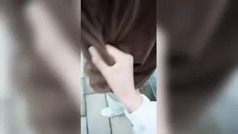 大热天打扮新人妹子，约个小哥哥带到酒店里面露脸口交，手持镜头啪啪射在外阴上
