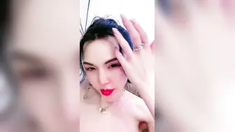 【诱惑指数9分身材爆炸御姐】175CM顶级美腿，骚舞扭动太妖艳，假屌深插很会玩，从下往上视角抽插，搞得淫水直流