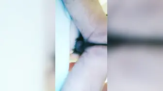 阿姨很忙看着自己的骚女儿在床上被大哥爆草抽插，陪狼友互动撩骚吃女儿奶子，口交大哥的鸡巴激情上位真骚啊