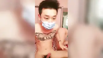 韵味十足的美少妇和老公居家啪啪做爱，舌头灵活挑逗鸡鸡硬了，就开无套女上