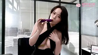 【蜜桃传媒】蜜桃女神-白星雨【办公室女高管遥控泄欲】四下无人的淫声浪语，高清720P原版首发【PMX041】