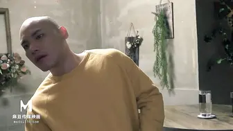 【麻豆传媒】艾秋【爱露出的咖啡店员】众目视奸与精液春宫，高清720P原版首发【MD-0211】