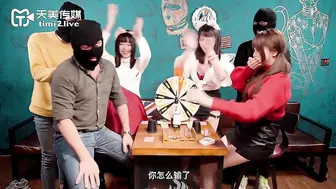 【天美传媒】徐夜夜、尤莉、乐淆雪【3P淫乱国王游戏】三名女优共演回馈粉色大作战，高清720P原版首发【TMW024】