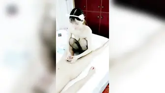 活超棒的小少妇让大哥体验什么叫【精致丝袜足交服务】全套莞式服务超棒享受，高难度体位草穴，空中加油开飞机精彩刺激