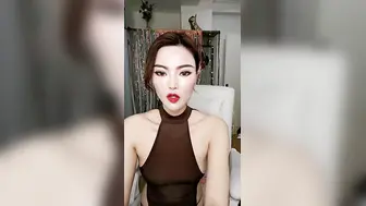 烈焰红唇妖艳浓妆御姐极度诱惑【上篇】丁字裤紧身裙搔首弄姿，内裤拨一边给你看穴，揉捏奶子换装连体吊带网袜