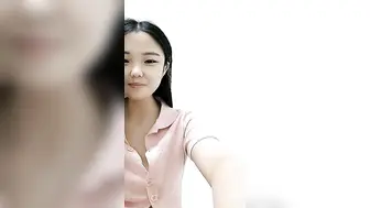 甜甜的小骚妹快开学了挣点生活费【上篇】全程露脸大秀直播很有料，揉捏圆润的奶子自己舔，骚逼特写展示很是粉嫩