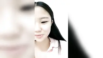 甜甜的小骚妹快开学了挣点生活费【上篇】全程露脸大秀直播很有料，揉捏圆润的奶子自己舔，骚逼特写展示很是粉嫩