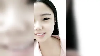 甜甜的小骚妹快开学了挣点生活费【下篇】全程露脸大秀直播很有料，揉捏圆润的奶子自己舔，骚逼特写展示很是粉嫩