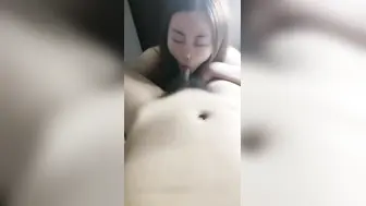 新来的妹子清纯粉嫩，逼逼好美伺候小哥深喉大鸡巴，自己自慰骚穴让小哥草嘴