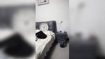 新来的极品妹子必须拿下，慢慢扒光给小哥乖巧的舔弄着鸡巴，套都不用带直接上位抽插，给小哥哥直接干射推荐